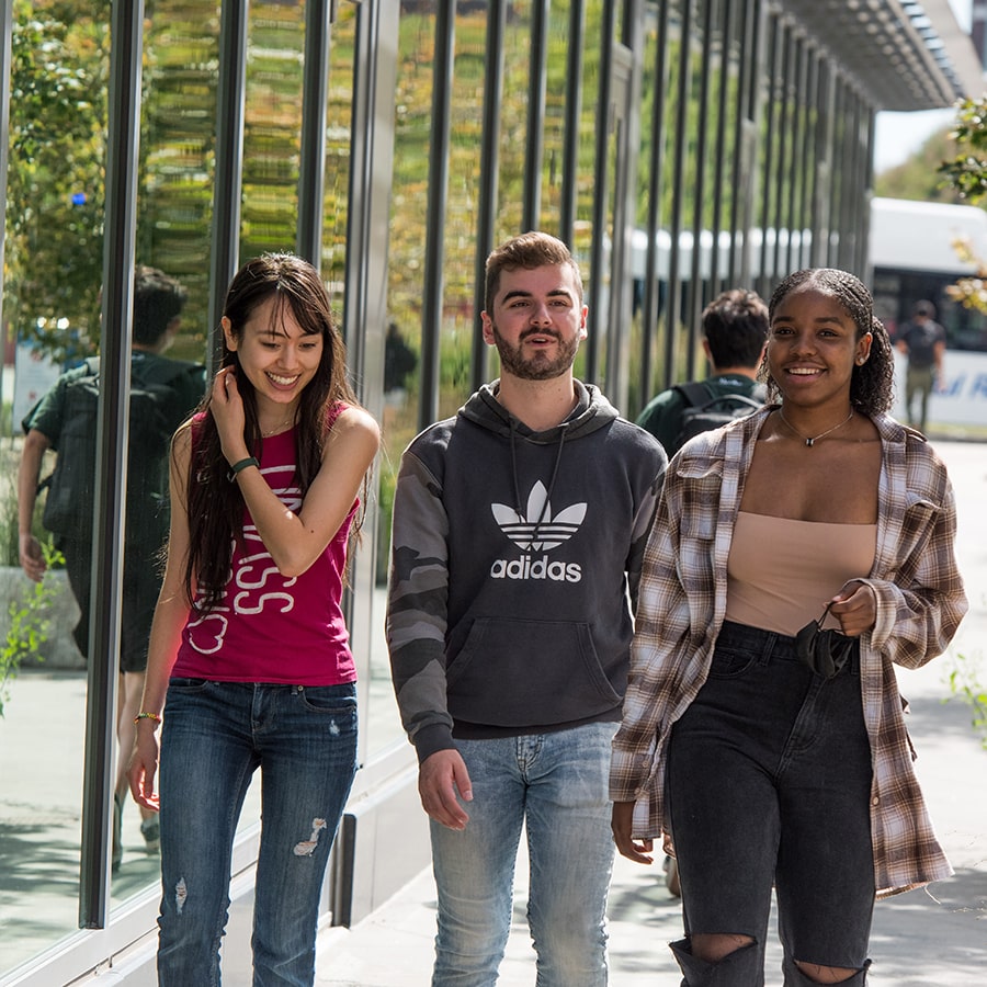 Fall 2021 Ed Collier 3 students walking